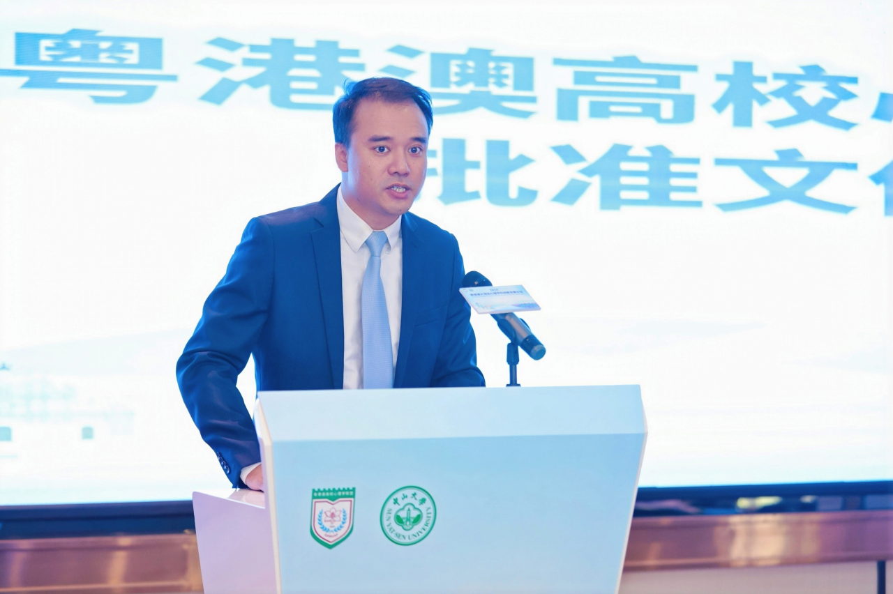 余伯俊副主任宣读文件